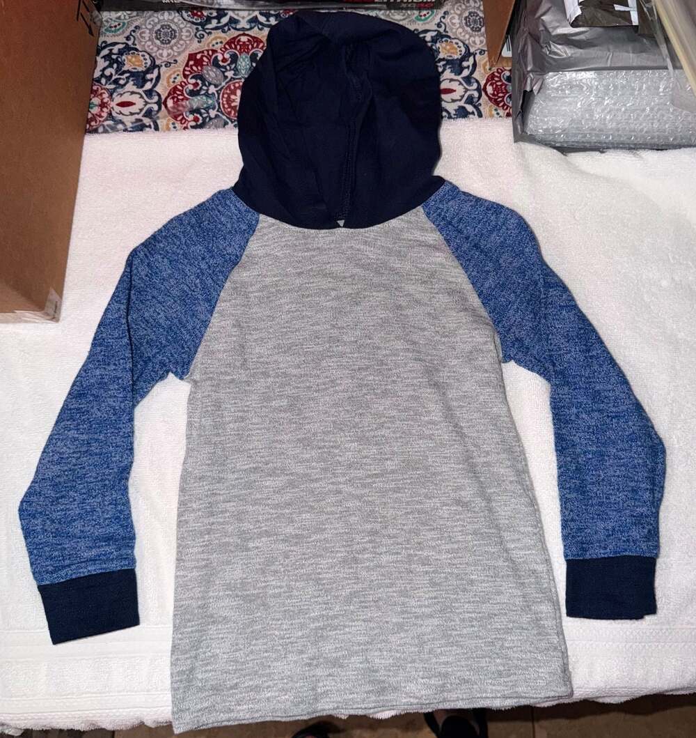 Children's Place Toddler Hoodie with Raglan Sleeves 
Size 4t

0008 CP